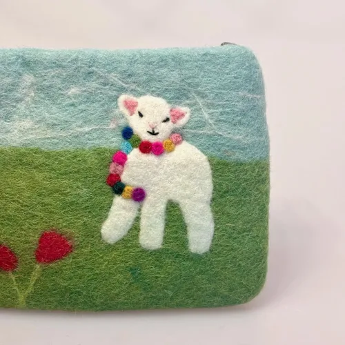 Pung i Filtet Uld - Stor med Lam på Eng, filtet, filt, filtpung, uld, håndlavet, kunsthåndværk, nepal, fairtrade, kvalitet, særlig, lækker, bæredygtig, natur, materialer, yndig, vadehavet, vadehavslam, marsklam, påskelam, får, marsken, nationalpark, vadehavet, ribe, dansk, regnbue, eng, forår, børnepung, etui, fuderal, kosmetik, penge, pengepung, organizer, biti