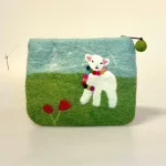 Pung i Filtet Uld - Stor med Lam på Eng, filtet, filt, filtpung, uld, håndlavet, kunsthåndværk, nepal, fairtrade, kvalitet, særlig, lækker, bæredygtig, natur, materialer, yndig, vadehavet, vadehavslam, marsklam, påskelam, får, marsken, nationalpark, vadehavet, ribe, dansk, regnbue, eng, forår, børnepung, etui, fuderal, kosmetik, penge, pengepung, organizer, biti