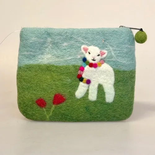 Pung i Filtet Uld - Stor med Lam på Eng, filtet, filt, filtpung, uld, håndlavet, kunsthåndværk, nepal, fairtrade, kvalitet, særlig, lækker, bæredygtig, natur, materialer, yndig, vadehavet, vadehavslam, marsklam, påskelam, får, marsken, nationalpark, vadehavet, ribe, dansk, regnbue, eng, forår, børnepung, etui, fuderal, kosmetik, penge, pengepung, organizer, biti