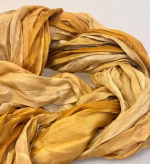 Twistet Silketørklæde 2122 Golden Sand, 2122, F, gold, ocre, batik, stripes, beige, brun, camel, fine, dijan, batik, tryk, ren, silke, lækkert, kvalitet, eksklusiv, brun.