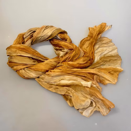 Twistet Silketørklæde 2122 Golden Sand, 2122, F, gold, ocre, batik, stripes, beige, brun, camel, fine, dijan, batik, tryk, ren, silke, lækkert, kvalitet, eksklusiv, brun.