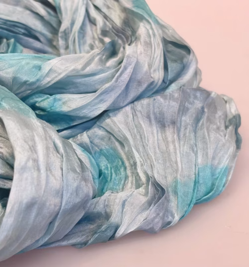 Twistet Silketørklæde 2123 Aqua, gogo, batik, dijan, tryk, lyse, sarte, vandfarver, pastel, forår, feminint, elegant, lækert, silke, ren, eksklusivt, smart, gave, gaveide, silkesjal, silketørklæde, ponge,