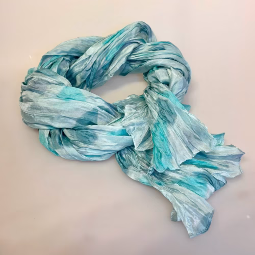 Twistet Silketørklæde 2123 Aqua, gogo, batik, dijan, tryk, lyse, sarte, vandfarver, pastel, forår, feminint, elegant, lækert, silke, ren, eksklusivt, smart, gave, gaveide, silkesjal, silketørklæde, ponge,