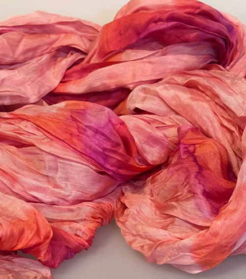 Twistet Silketørklæde 2123 Rose, rosa, fersken, coral, koral, rodenrød, feminin, frugt, farver, glade, fine, dijan, batik, tryk, ren, silke, lækkert, kvalitet, eksklusiv, smart, forårs, forår, 2025, moderne, lyse, friske, biti, ribe, tørklæde, tilbehør, accessoires,