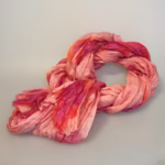 Twistet Silketørklæde 2123 Rose, rosa, fersken, coral, koral, rodenrød, feminin, frugt, farver, glade, fine, dijan, batik, tryk, ren, silke, lækkert, kvalitet, eksklusiv, smart, forårs, forår, 2025, moderne, lyse, friske, biti, ribe, tørklæde, tilbehør, accessoires,