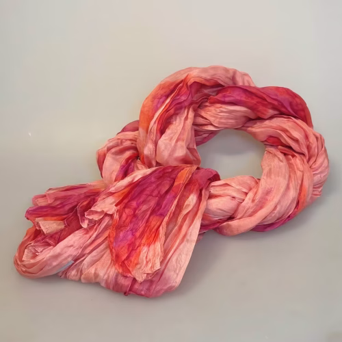 Twistet Silketørklæde 2123 Rose, rosa, fersken, coral, koral, rodenrød, feminin, frugt, farver, glade, fine, dijan, batik, tryk, ren, silke, lækkert, kvalitet, eksklusiv, smart, forårs, forår, 2025, moderne, lyse, friske, biti, ribe, tørklæde, tilbehør, accessoires,