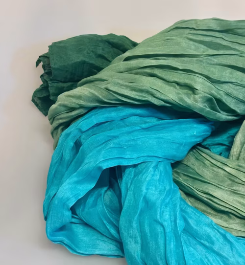 Twistet Silketørklæde 2125 Grøn Turkis, 2125, dijan, C, grønne, flaskegrøn, søgrøn, støvgron, turkis, frisk, sporty, silke, ægte, pongee, glat, snoet, crash, twistet, koloreret, farveforløb, lækker, kvalitet, sporty, fyldig, biti, ribe, snoet, silketørklæde, gave, gaveide, smart, eksklusiv, elegant,