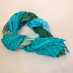 Twistet Silketørklæde 2125 Grøn Turkis, 2125, dijan, C, grønne, flaskegrøn, søgrøn, støvgron, turkis, frisk, sporty, silke, ægte, pongee, glat, snoet, crash, twistet, koloreret, farveforløb, lækker, kvalitet, sporty, fyldig, biti, ribe, snoet, silketørklæde, gave, gaveide, smart, eksklusiv, elegant,