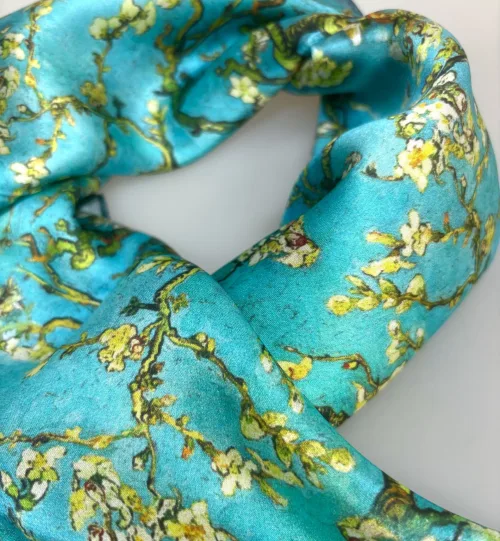 Silketørklæde Bandana Mandelblomst, 72031, 072031, grøn, smaragd, turkis, mandelgrene, mandel blossom, vincent, van gogh, petrol, blå, turkis, , maleri, kunst, kunstmotiv, kunstnerisk, smukt, poetisk, alexandra schmidt, natur, fine, silke, satin, luksus, elegant, eksklusivt, lækkert, kvalitet, satinvævet, ren, ægte, silketørklæde, bandana, kvadratisk, firkantet, taske, accessoires, halsklud, charmeklud, 50 x 50, nicky, nicki, tuch, tücher, om halsen