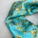 Silketørklæde Bandana Mandelblomst, 72031, 072031, grøn, smaragd, turkis, mandelgrene, mandel blossom, vincent, van gogh, petrol, blå, turkis, , maleri, kunst, kunstmotiv, kunstnerisk, smukt, poetisk, alexandra schmidt, natur, fine, silke, satin, luksus, elegant, eksklusivt, lækkert, kvalitet, satinvævet, ren, ægte, silketørklæde, bandana, kvadratisk, firkantet, taske, accessoires, halsklud, charmeklud, 50 x 50, nicky, nicki, tuch, tücher, om halsen