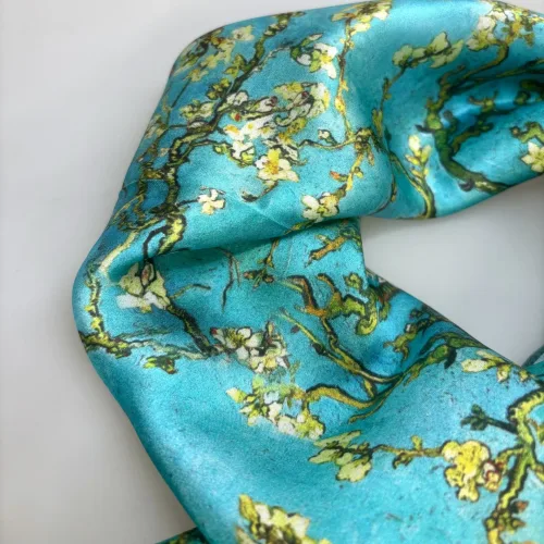 Silketørklæde Bandana Mandelblomst, 72031, 072031, grøn, smaragd, turkis, mandelgrene, mandel blossom, vincent, van gogh, petrol, blå, turkis, , maleri, kunst, kunstmotiv, kunstnerisk, smukt, poetisk, alexandra schmidt, natur, fine, silke, satin, luksus, elegant, eksklusivt, lækkert, kvalitet, satinvævet, ren, ægte, silketørklæde, bandana, kvadratisk, firkantet, taske, accessoires, halsklud, charmeklud, 50 x 50, nicky, nicki, tuch, tücher, om halsen