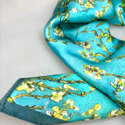 Silketørklæde Bandana Mandelblomst, 72031, 072031, grøn, smaragd, turkis, mandelgrene, mandel blossom, vincent, van gogh, petrol, blå, turkis, , maleri, kunst, kunstmotiv, kunstnerisk, smukt, poetisk, alexandra schmidt, natur, fine, silke, satin, luksus, elegant, eksklusivt, lækkert, kvalitet, satinvævet, ren, ægte, silketørklæde, bandana, kvadratisk, firkantet, taske, accessoires, halsklud, charmeklud, 50 x 50, nicky, nicki, tuch, tücher, om halsen