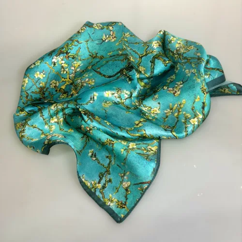Silketørklæde Bandana Mandelblomst, 72031, 072031, grøn, smaragd, turkis, mandelgrene, mandel blossom, vincent, van gogh, petrol, blå, turkis, , maleri, kunst, kunstmotiv, kunstnerisk, smukt, poetisk, alexandra schmidt, natur, fine, silke, satin, luksus, elegant, eksklusivt, lækkert, kvalitet, satinvævet, ren, ægte, silketørklæde, bandana, kvadratisk, firkantet, taske, accessoires, halsklud, charmeklud, 50 x 50, nicky, nicki, tuch, tücher, om halsen