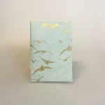 A6 Hæfte Håndlavet Papir - Aqua med Guld Måger, havmåge, havfugle, hav, havet, stranden, kyst, kysten, vestkysten, danmark, vesterhavet, fugle, tryk, notesbog, poetisk, digte, poesi, noter, citat, ide, ideer, hæfte, tegne, kladdehæfte, håndlavet, papir, biti, forfatter, tegner, smuk, ribe,