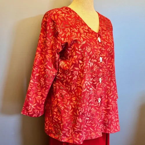 Batikbluse med Knapper 006 Bomuld Jersey - Løv Rød, rigtig, klar, postkasse, blød, behagelig, økologisk, øko, bomuld, KBA, bæredygtig, miljørigtig, holdbar, tunika, jersey, sweatshirtstof, a-snit, a-form, store størrelser, bred bag, vidde, timeglas, biti, ribe, batik, batiktryk, håndtryk, specielt, farver, farverig, glade,