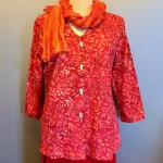 Batikbluse med Knapper 006 Bomuld Jersey - Løv Rød, rigtig, klar, postkasse, blød, behagelig, økologisk, øko, bomuld, KBA, bæredygtig, miljørigtig, holdbar, tunika, jersey, sweatshirtstof, a-snit, a-form, store størrelser, bred bag, vidde, timeglas, biti, ribe, batik, batiktryk, håndtryk, specielt, farver, farverig, glade,