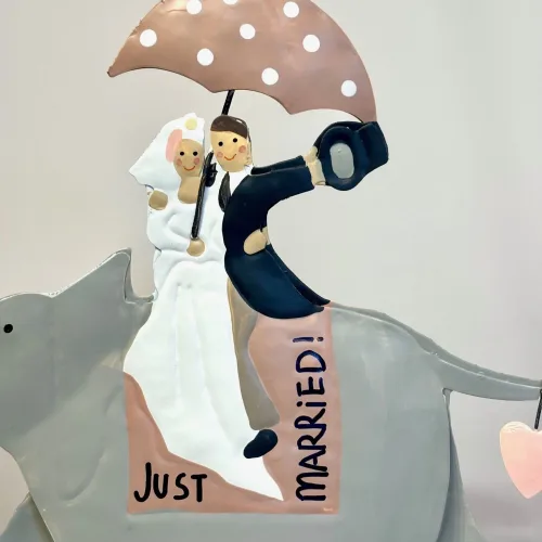 Brudepar på Elefant Metal, baden, elefant, ridning, eksotisk, bryllup, brudepar, brud, gom, bryllupsgave, sangskjuler, symbolsk, gave, gaveide, gavekort, guldbryllup, sølvbryllup, rejse, rejsegavekort, afrika safari, østen, indien, bryllupsrejse, lykke, når enden er god, lykkebringende, biti, ribe, sjov, tale, personlig, humor, humoristisk,