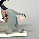 Brudepar på Elefant Metal, baden, elefant, ridning, eksotisk, bryllup, brudepar, brud, gom, bryllupsgave, sangskjuler, symbolsk, gave, gaveide, gavekort, guldbryllup, sølvbryllup, rejse, rejsegavekort, afrika safari, østen, indien, bryllupsrejse, lykke, når enden er god, lykkebringende, biti, ribe, sjov, tale, personlig, humor, humoristisk,