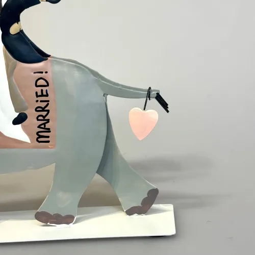 Brudepar på Elefant Metal, baden, elefant, ridning, eksotisk, bryllup, brudepar, brud, gom, bryllupsgave, sangskjuler, symbolsk, gave, gaveide, gavekort, guldbryllup, sølvbryllup, rejse, rejsegavekort, afrika safari, østen, indien, bryllupsrejse, lykke, når enden er god, lykkebringende, biti, ribe, sjov, tale, personlig, humor, humoristisk,