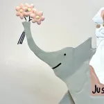 Brudepar på Elefant Metal, baden, elefant, ridning, eksotisk, bryllup, brudepar, brud, gom, bryllupsgave, sangskjuler, symbolsk, gave, gaveide, gavekort, guldbryllup, sølvbryllup, rejse, rejsegavekort, afrika safari, østen, indien, bryllupsrejse, lykke, når enden er god, lykkebringende, biti, ribe, sjov, tale, personlig, humor, humoristisk,