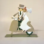 Brudepar på Scooter Metal, puch, maxi, scooter, vespa, rom, italien, bryllup, bryllupsrejse, solnedgang, for altid, forever, bryllupsgave, gavekort, symbolsk, brudepar, kærlighed, sangskjuler, sjov, personlig, ægtefolk, ægtepar, følges ad, lykke, biti, ribe, håndlavet, kunst, tale, bryllupsfigur, baden, pengegave, knallert, motorcykel, kørekort,