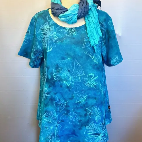 Cabi Bluse med Hør - Blå Fleur, vævet, hørbluse, blau 32, diva, batiktryk, batikbluse, kortærmet, vidde, smart, kunsthåndværk, håndtrykt, batikfarvet, havfarver, blå, floral, sommerfugle, biti, damer, holdbare, kvalitet, natur, bæredygtigt, miljø, bio, ækologisk, bomuld