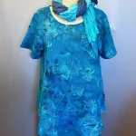 Cabi Bluse med Hør - Blå Fleur, vævet, hørbluse, blau 32, diva, batiktryk, batikbluse, kortærmet, vidde, smart, kunsthåndværk, håndtrykt, batikfarvet, havfarver, blå, floral, sommerfugle, biti, damer, holdbare, kvalitet, natur, bæredygtigt, miljø, bio, ækologisk, bomuld