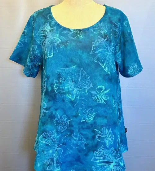 Cabi Bluse med Hør - Blå Fleur, vævet, hørbluse, blau 32, diva, batiktryk, batikbluse, kortærmet, vidde, smart, kunsthåndværk, håndtrykt, batikfarvet, havfarver, blå, floral, sommerfugle, biti, damer, holdbare, kvalitet, natur, bæredygtigt, miljø, bio, ækologisk, bomuld