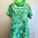 Cabi Bluse med Hør - Grøn Fleur, grøn, vævet, hørbluse, diva, batiktryk, batikbluse, kortærmet, vidde, smart, kunsthåndværk, håndtrykt, batikfarvet, havfarver, blå, floral, sommerfugle, biti, damer, holdbare, kvalitet, natur, bæredygtigt, miljø, bio, ækologisk, bomuld