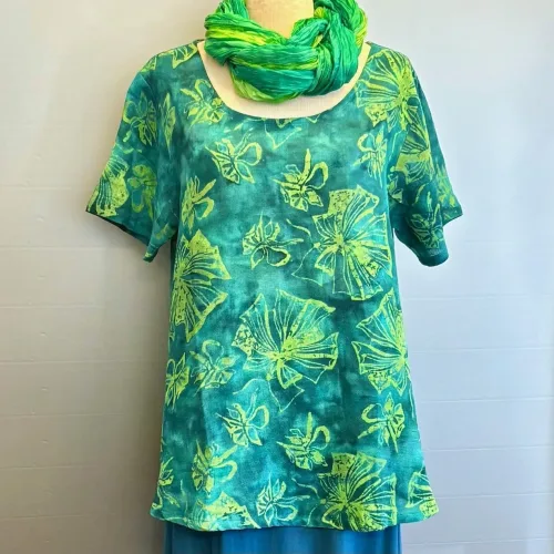 Cabi Bluse med Hør - Grøn Fleur, grøn, vævet, hørbluse, diva, batiktryk, batikbluse, kortærmet, vidde, smart, kunsthåndværk, håndtrykt, batikfarvet, havfarver, blå, floral, sommerfugle, biti, damer, holdbare, kvalitet, natur, bæredygtigt, miljø, bio, ækologisk, bomuld