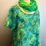 Cabi Bluse med Hør - Grøn Fleur, grøn, vævet, hørbluse, diva, batiktryk, batikbluse, kortærmet, vidde, smart, kunsthåndværk, håndtrykt, batikfarvet, havfarver, blå, floral, sommerfugle, biti, damer, holdbare, kvalitet, natur, bæredygtigt, miljø, bio, ækologisk, bomuld