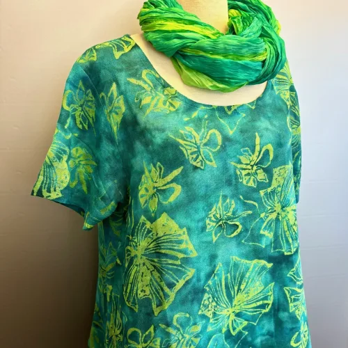 Cabi Bluse med Hør - Grøn Fleur, grøn, vævet, hørbluse, diva, batiktryk, batikbluse, kortærmet, vidde, smart, kunsthåndværk, håndtrykt, batikfarvet, havfarver, blå, floral, sommerfugle, biti, damer, holdbare, kvalitet, natur, bæredygtigt, miljø, bio, ækologisk, bomuld