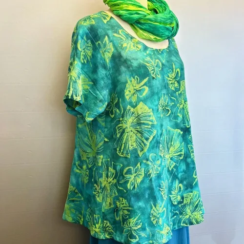 Cabi Bluse med Hør - Grøn Fleur, grøn, vævet, hørbluse, diva, batiktryk, batikbluse, kortærmet, vidde, smart, kunsthåndværk, håndtrykt, batikfarvet, havfarver, blå, floral, sommerfugle, biti, damer, holdbare, kvalitet, natur, bæredygtigt, miljø, bio, ækologisk, bomuld