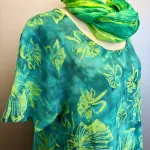 Cabi Bluse med Hør - Grøn Fleur, grøn, vævet, hørbluse, diva, batiktryk, batikbluse, kortærmet, vidde, smart, kunsthåndværk, håndtrykt, batikfarvet, havfarver, blå, floral, sommerfugle, biti, damer, holdbare, kvalitet, natur, bæredygtigt, miljø, bio, ækologisk, bomuld