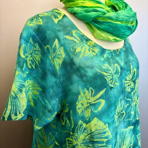 Cabi Bluse med Hør - Grøn Fleur, grøn, vævet, hørbluse, diva, batiktryk, batikbluse, kortærmet, vidde, smart, kunsthåndværk, håndtrykt, batikfarvet, havfarver, blå, floral, sommerfugle, biti, damer, holdbare, kvalitet, natur, bæredygtigt, miljø, bio, ækologisk, bomuld