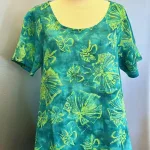 Cabi Bluse med Hør - Grøn Fleur, grøn, vævet, hørbluse, diva, batiktryk, batikbluse, kortærmet, vidde, smart, kunsthåndværk, håndtrykt, batikfarvet, havfarver, blå, floral, sommerfugle, biti, damer, holdbare, kvalitet, natur, bæredygtigt, miljø, bio, ækologisk, bomuld