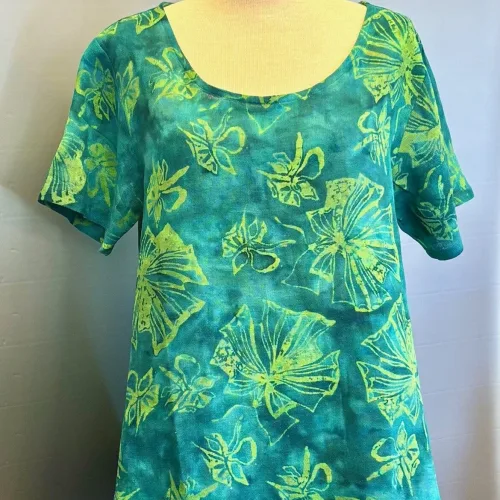 Cabi Bluse med Hør - Grøn Fleur, grøn, vævet, hørbluse, diva, batiktryk, batikbluse, kortærmet, vidde, smart, kunsthåndværk, håndtrykt, batikfarvet, havfarver, blå, floral, sommerfugle, biti, damer, holdbare, kvalitet, natur, bæredygtigt, miljø, bio, ækologisk, bomuld