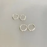 Creoler i Sølv Ø 12 mm Glatte Hoops 2 mm, Creoler i Sølv Ø 10 mm Glatte Hoops 2 mm. SØ 2010, små, kraftige, tykke, chunky, simple, statement, hoops, runde, øreringe, loops, billige, flere huller, ringe, glatte, blanke, ægte, sølv, sterling, stie a, maanesten, enamel, jane kønig, dansk, design, brands, hverdags, biti, ribe, huggies