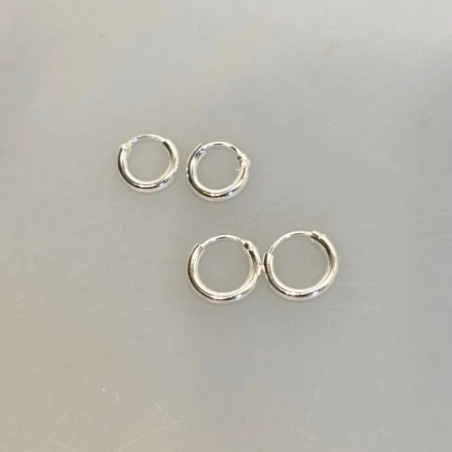 Creoler i Sølv Ø 12 mm Glatte Hoops 2 mm, Creoler i Sølv Ø 10 mm Glatte Hoops 2 mm. SØ 2010, små, kraftige, tykke, chunky, simple, statement, hoops, runde, øreringe, loops, billige, flere huller, ringe, glatte, blanke, ægte, sølv, sterling, stie a, maanesten, enamel, jane kønig, dansk, design, brands, hverdags, biti, ribe, huggies