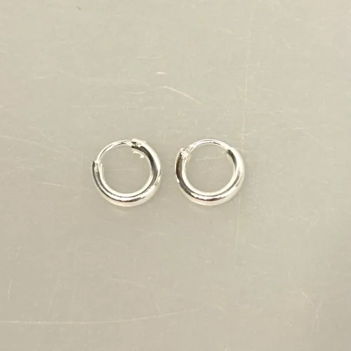 Creoler i Sølv Ø 10 mm Glatte Hoops 2 mm. SØ 2010, små, kraftige, tykke, chunky, simple, statement, hoops, runde, øreringe, loops, billige, flere huller, ringe, glatte, blanke, ægte, sølv, sterling, stie a, maanesten, enamel, jane kønig, dansk, design, brands, hverdags, biti, ribe, huggies