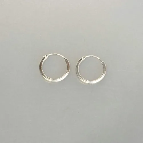 Creoler i Sølv Ø 14 mm Glatte Hoops med Kantet Profil, firkantet, runde, øreringe, hoops, ringe, ægte, sterlig, sølv, billige, kvalitet, maanesten, stine a, enamel, cph, dansk, design, brands, smykker, holdbare, specielle, stilede, stilige, enkle, tilbud, cool, små, simple, 14 mm, 39-E-14, biti, ribe
