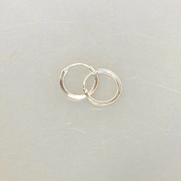 Creoler i Sølv Ø 14 mm Glatte Hoops med Kantet Profil Creoler i Sølv Ø 14 mm Glatte Hoops med Kantet Profil, firkantet, runde, øreringe, hoops, ringe, ægte, sterlig, sølv, billige, kvalitet, maanesten, stine a, enamel, cph, dansk, design, brands, smykker, holdbare, specielle, stilede, stilige, enkle, tilbud, cool, små, simple, 14 mm, 39-E-14, biti, ribe
