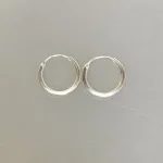 Creoler i Sølv Ø 14 mm Glatte Hoops med Kantet Profil, firkantet, runde, øreringe, hoops, ringe, ægte, sterlig, sølv, billige, kvalitet, maanesten, stine a, enamel, cph, dansk, design, brands, smykker, holdbare, specielle, stilede, stilige, enkle, tilbud, cool, små, simple, 14 mm, 39-E-14, biti, ribe