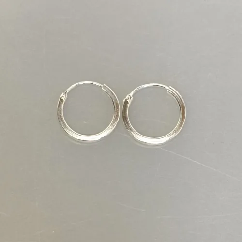 Creoler i Sølv Ø 14 mm Glatte Hoops med Kantet Profil, firkantet, runde, øreringe, hoops, ringe, ægte, sterlig, sølv, billige, kvalitet, maanesten, stine a, enamel, cph, dansk, design, brands, smykker, holdbare, specielle, stilede, stilige, enkle, tilbud, cool, små, simple, 14 mm, 39-E-14, biti, ribe