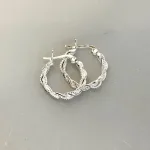 Creoler i Sølv Ø 18 mm Hoops Dobbelt Snoede Lyse, sø 1018, tykke, kraftige, twistet, snoninger, femin, chunky, cool, små, moderne, boho, stilige, stil, elegante, flotte, særlige, smarte, øreringe, hoops, creoler, øreringe, ægte, ren, sølv, sterling, smykker, stine a, jane kønig, pico, maanesten, biti, ribe, holdbare, nikkelfri,