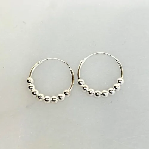 Creoler i Sølv Ø 18 mm Hoops med Kugler, sø 807, kugler, kuglemønster, specielle, cool, creoler, hoops, ægte, ren, sølv, sterling, sølvøreringe, ringe, ørenringe, øreringe, moderne, design, jane kønig, enamel, cph, stine a, maanesten, smykker, biti, ribe, billige, tilbud, udsalg