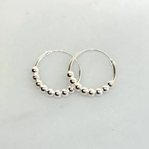 Creoler i Sølv Ø 18 mm Hoops med Kugler, sø 807, kugler, kuglemønster, specielle, cool, creoler, hoops, ægte, ren, sølv, sterling, sølvøreringe, ringe, ørenringe, øreringe, moderne, design, jane kønig, enamel, cph, stine a, maanesten, smykker, biti, ribe, billige, tilbud, udsalg