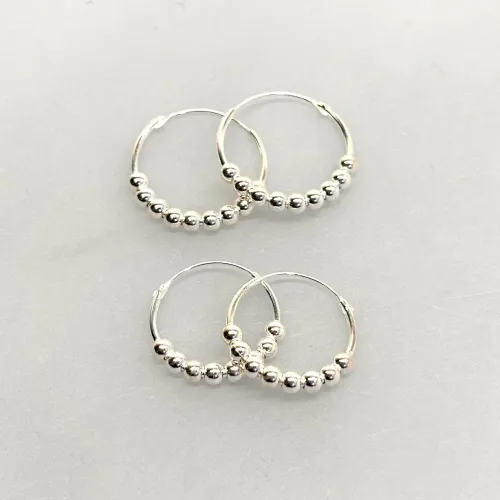 Creoler i Sølv Ø 20 mm Hoops med Kugler, sø 808, Creoler i Sølv Ø 18 mm Hoops med Kugler, sø 807, kugler, kuglemønster, specielle, cool, creoler, hoops, ægte, ren, sølv, sterling, sølvøreringe, ringe, ørenringe, øreringe, moderne, design, jane kønig, enamel, cph, stine a, maanesten, smykker, biti, ribe, billige, tilbud, udsalg