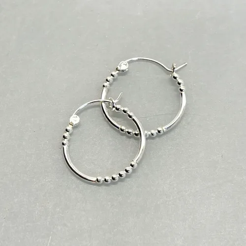 Creoler i Sølv Ø 20 mm Hoops med Kuglemønster, sø 770, små kugler, mønster, lette, specielle, cool, creoler, hoops, ægte, ren, sølv, sterling, sølvøreringe, ringe, ørenringe, øreringe, moderne, design, jane kønig, enamel, cph, stine a, maanesten, smykker, biti, ribe, billige, tilbud, udsalg