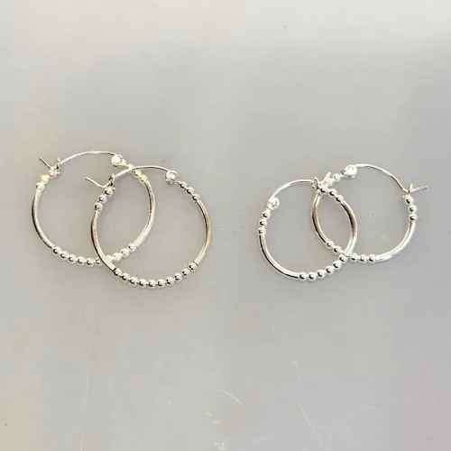 Creoler i Sølv Ø 25 mm Hoops med Kuglemønster, Creoler i Sølv Ø 20 mm Hoops med Kuglemønster, sø 770, små kugler, mønster, lette, specielle, cool, creoler, hoops, ægte, ren, sølv, sterling, sølvøreringe, ringe, ørenringe, øreringe, moderne, design, jane kønig, enamel, cph, stine a, maanesten, smykker, biti, ribe, billige, tilbud, udsalg